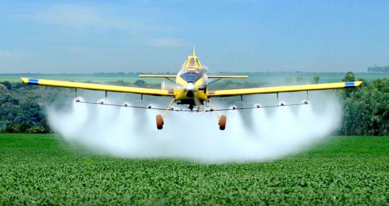 Aeronave agrícola em operação sobre lavoura