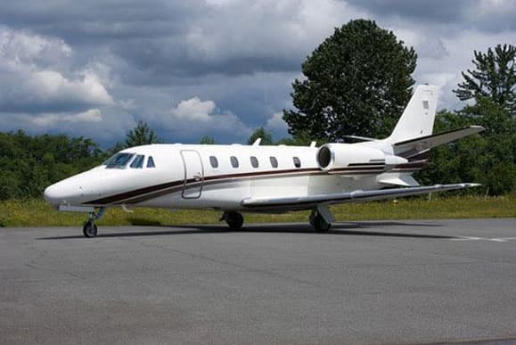 Aeronave executiva em fundo de chamada final